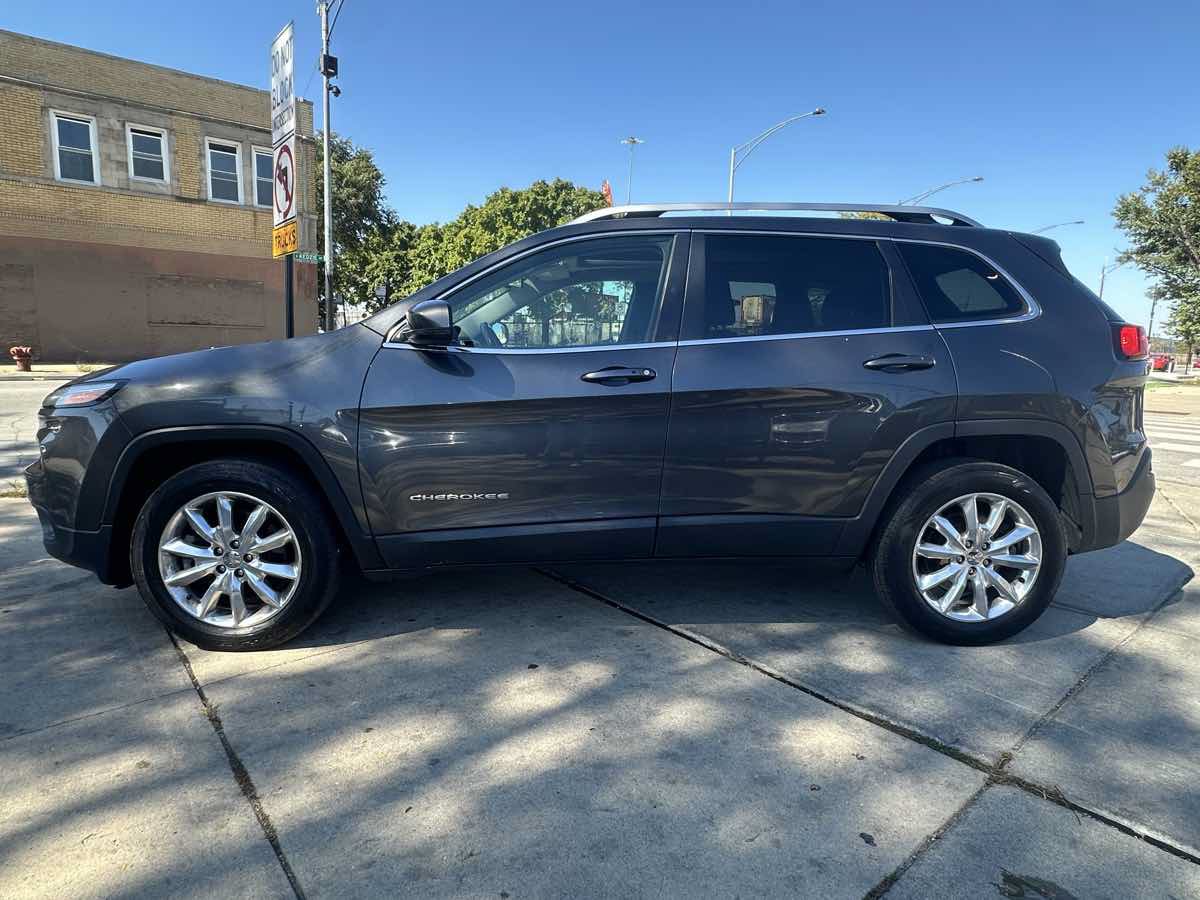 Used 2017 Jeep Cherokee Limited AWD/4WD image 8