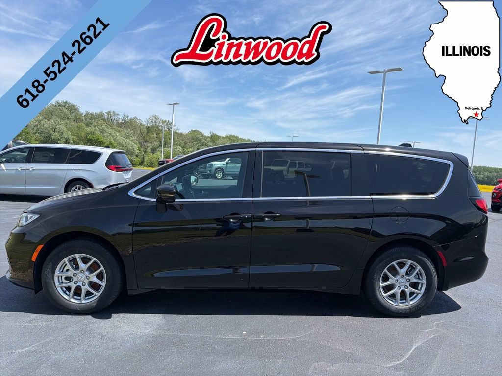 New 2026 Chrysler Pacifica Select FWD image 3