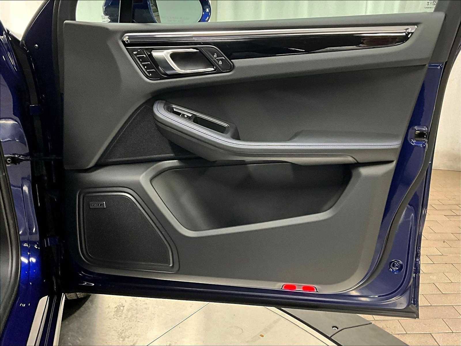 Used 2025 Porsche Macan image 28