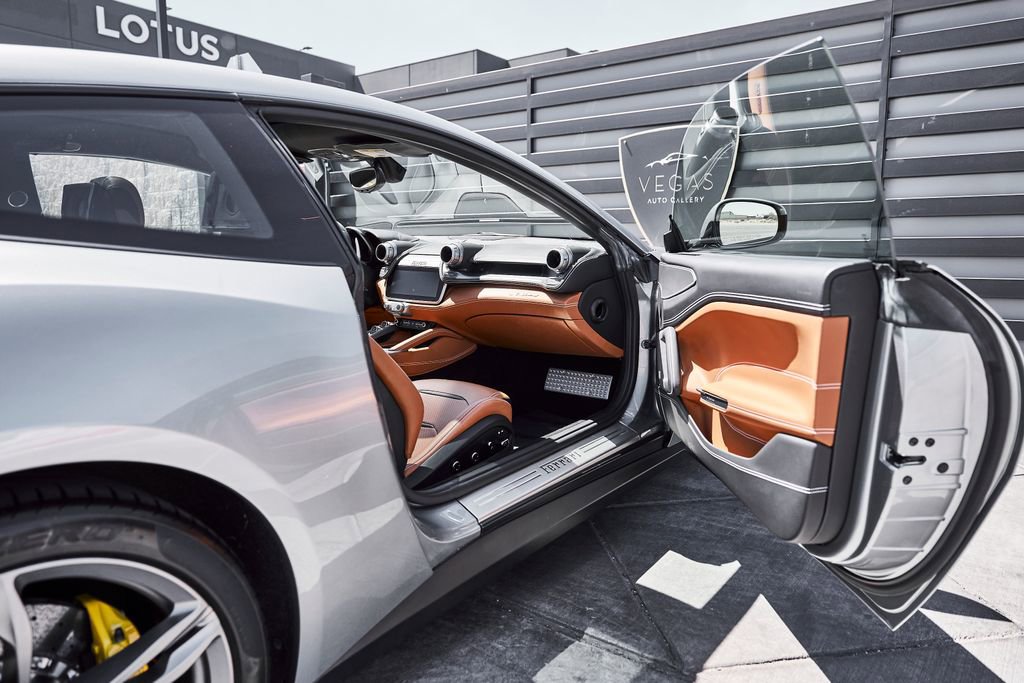 Used 2018 Ferrari GTC4Lusso image 29