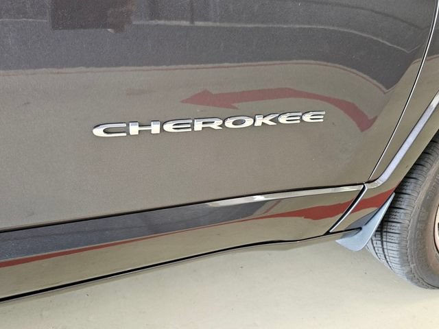 Used 2018 Jeep Cherokee Overland w/ Technology Group AWD/4WD image 29