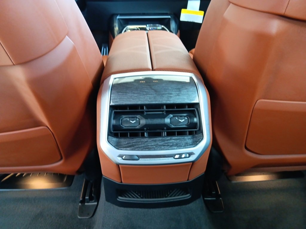 New 2026 BMW 750e xDrive image 10