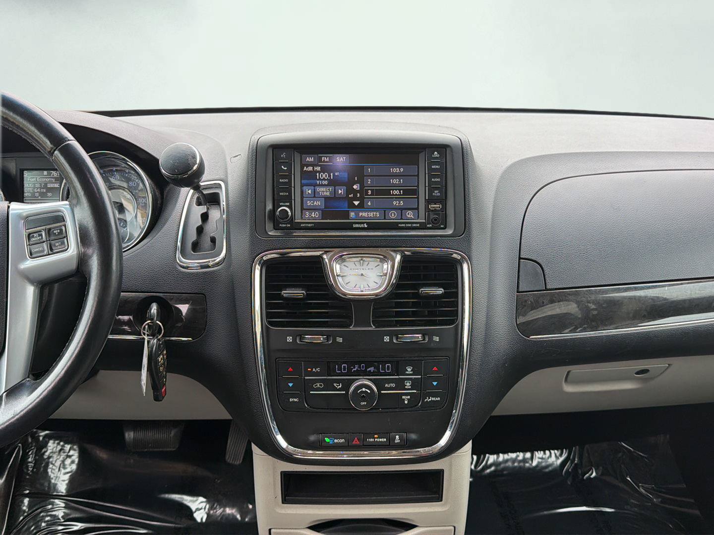 Used 2014 Chrysler Town & Country Touring FWD image 4