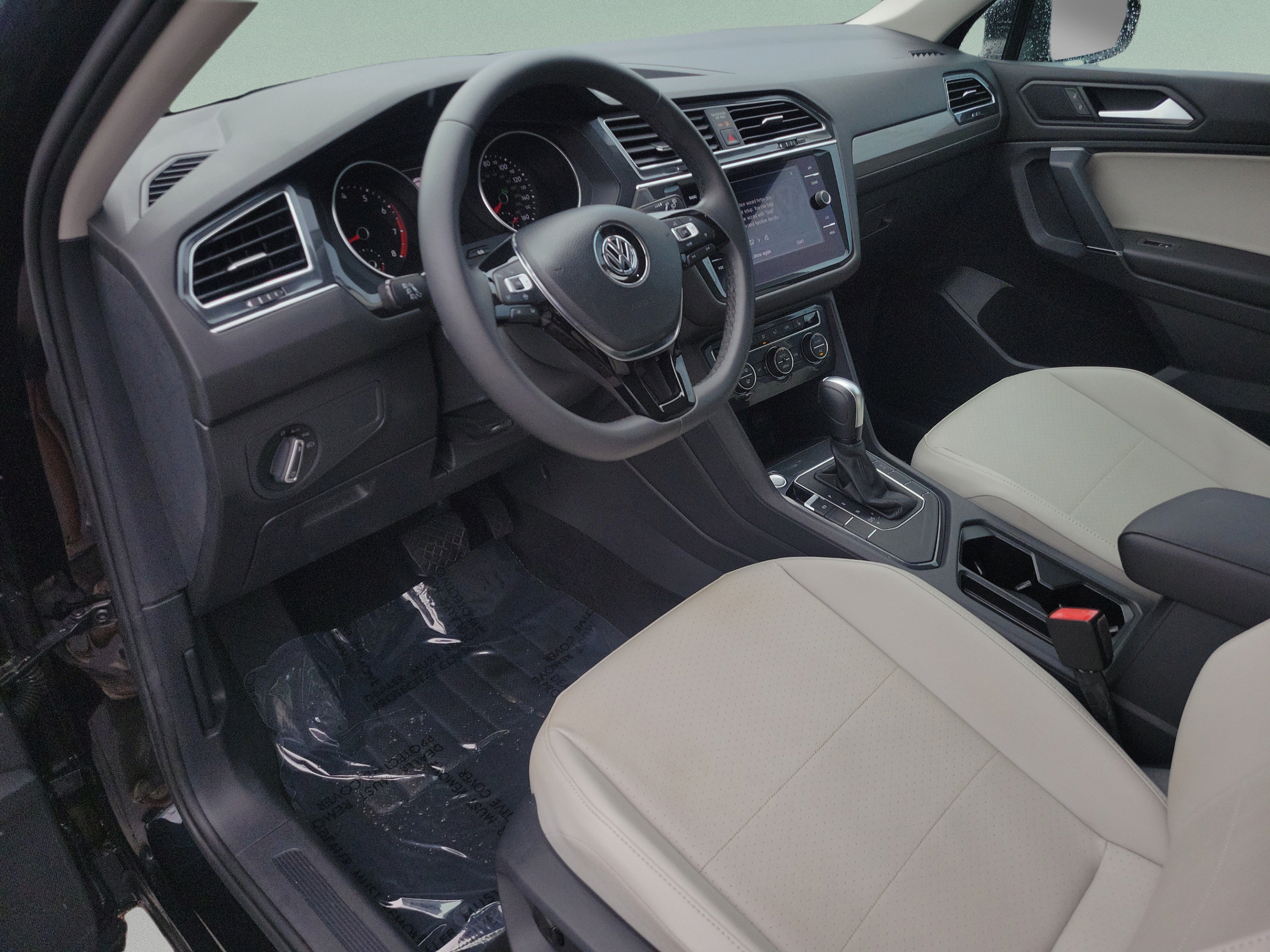 Used 2020 Volkswagen Tiguan SE w/ Panoramic Sunroof Package FWD image 18