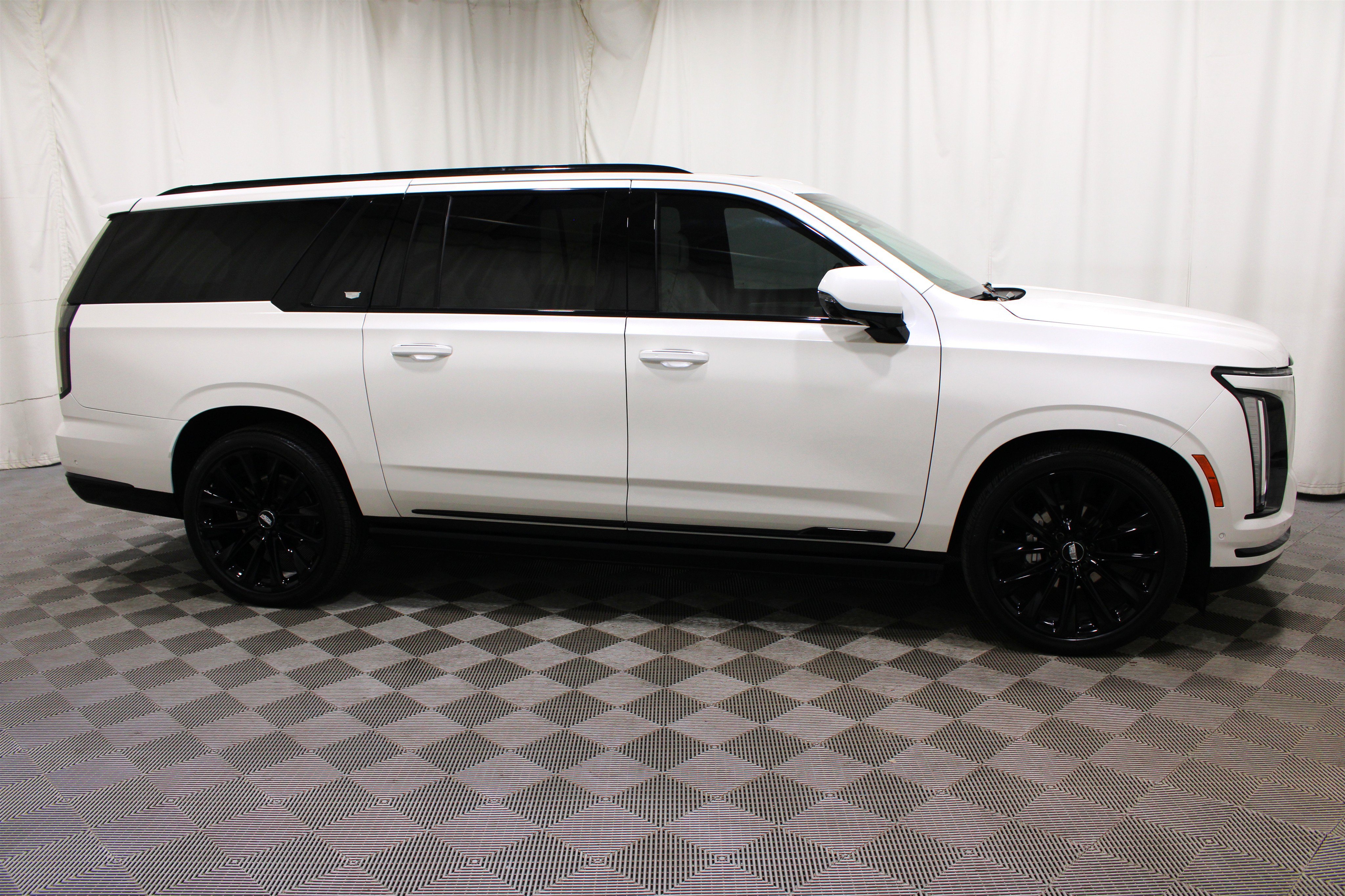 Certified 2025 Cadillac Escalade ESV Sport Platinum w/ LPO, ONYX Package AWD/4WD image 37