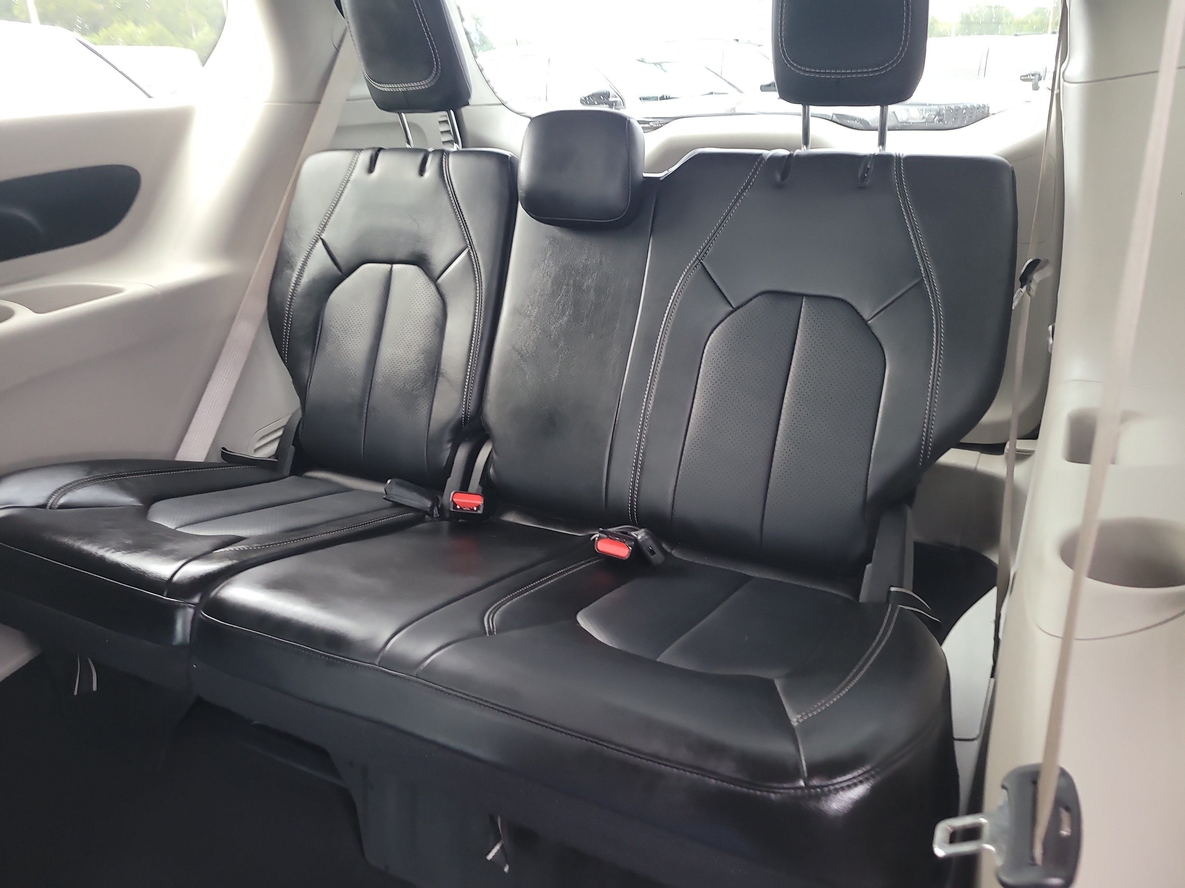 Used 2024 Chrysler Pacifica Touring-L FWD image 11
