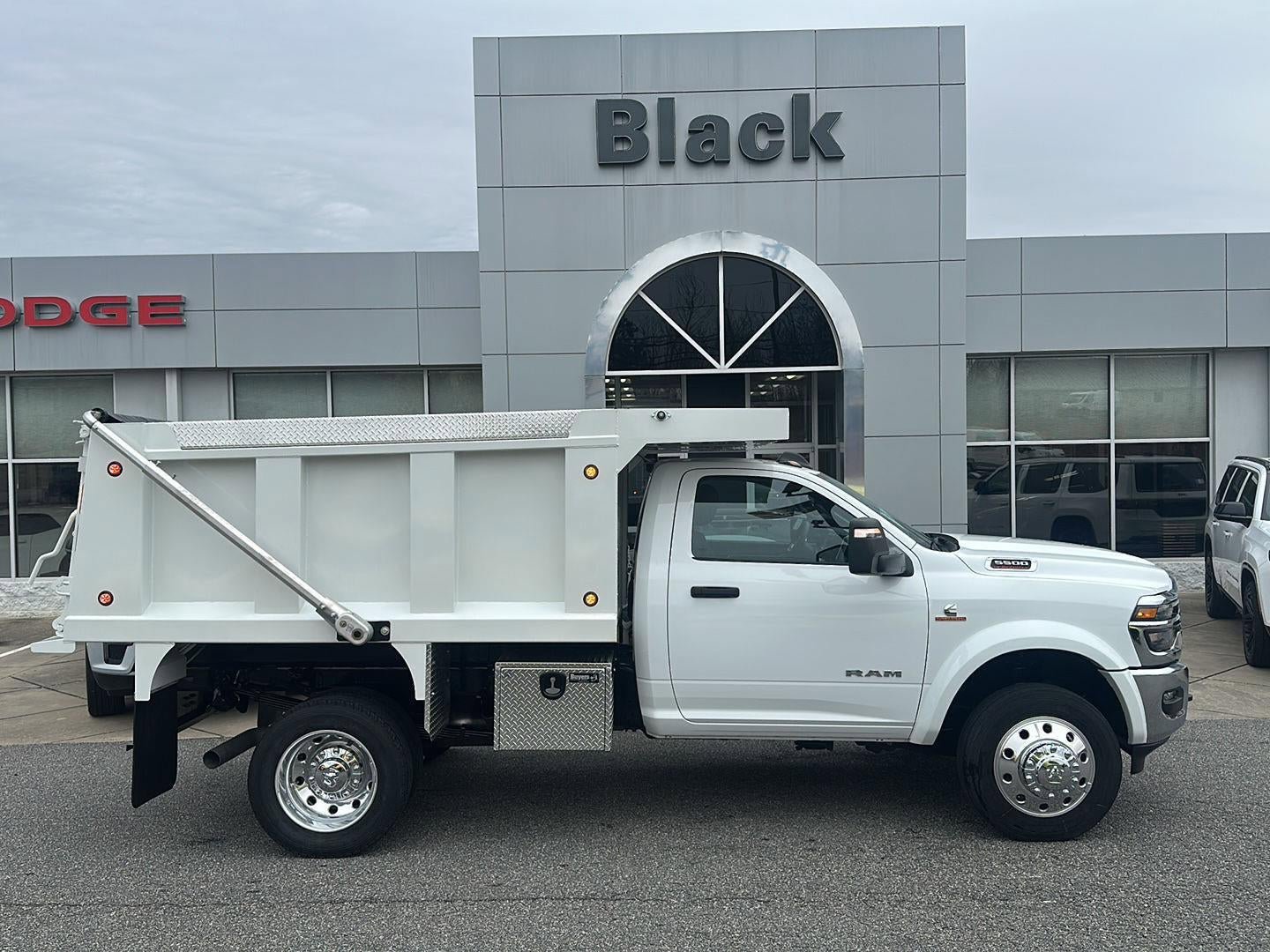 New 2026 RAM 5500 4x4 Regular Cab image 3