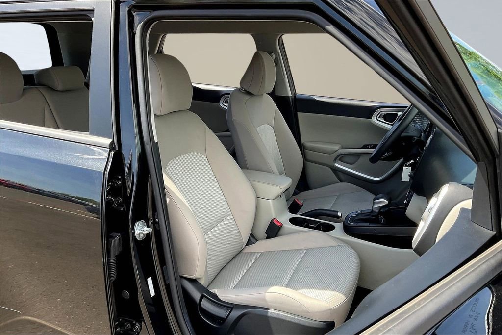 Used 2025 Kia Soul LX w/ LX Technology Package FWD image 28