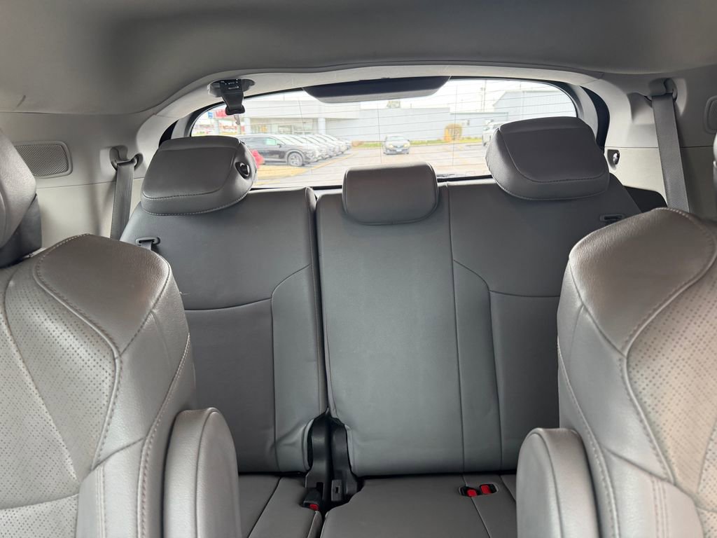 Used 2023 Toyota Sienna Limited image 9