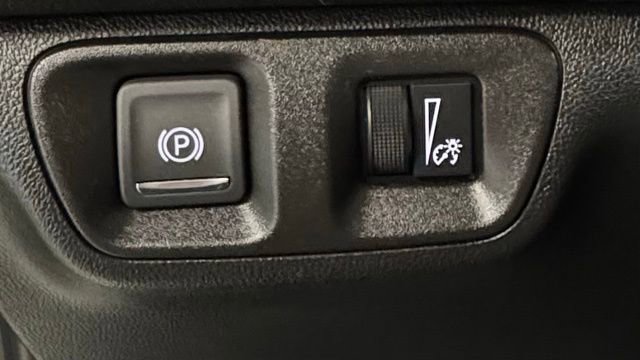 Used 2023 GMC Acadia SLE image 25