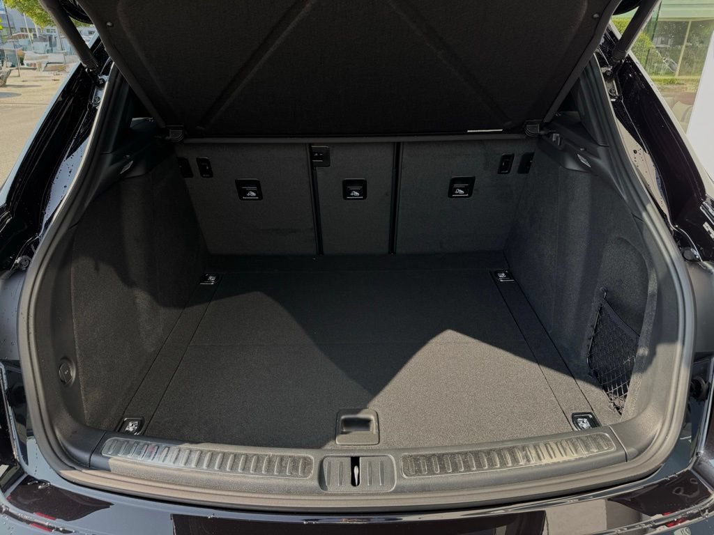 Certified 2025 Porsche Macan AWD/4WD image 22