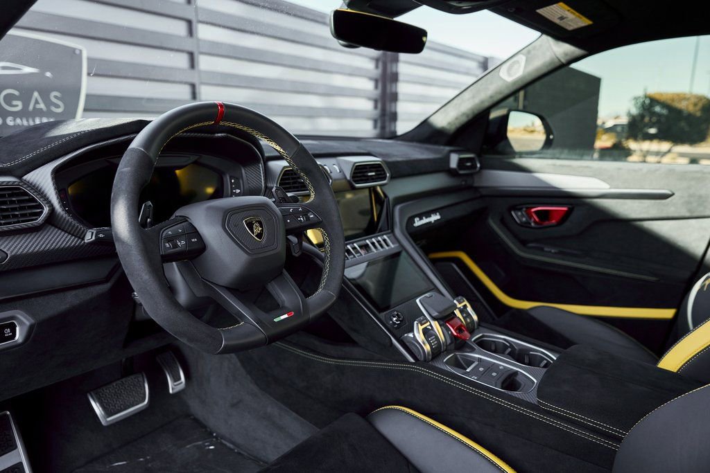Used 2024 Lamborghini Urus Performante AWD/4WD image 2