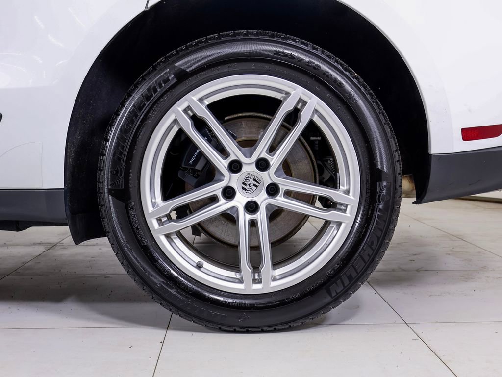 Certified 2025 Porsche Macan AWD/4WD image 27