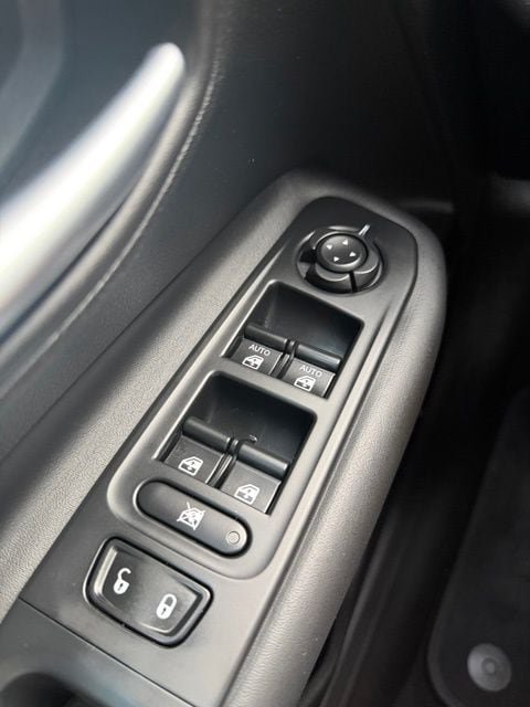 Used 2017 Jeep Renegade Altitude AWD/4WD image 18