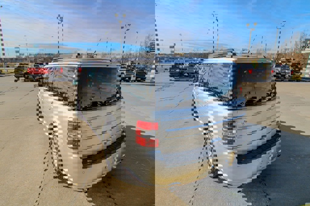 Used 2017 Ford Flex SE image 4