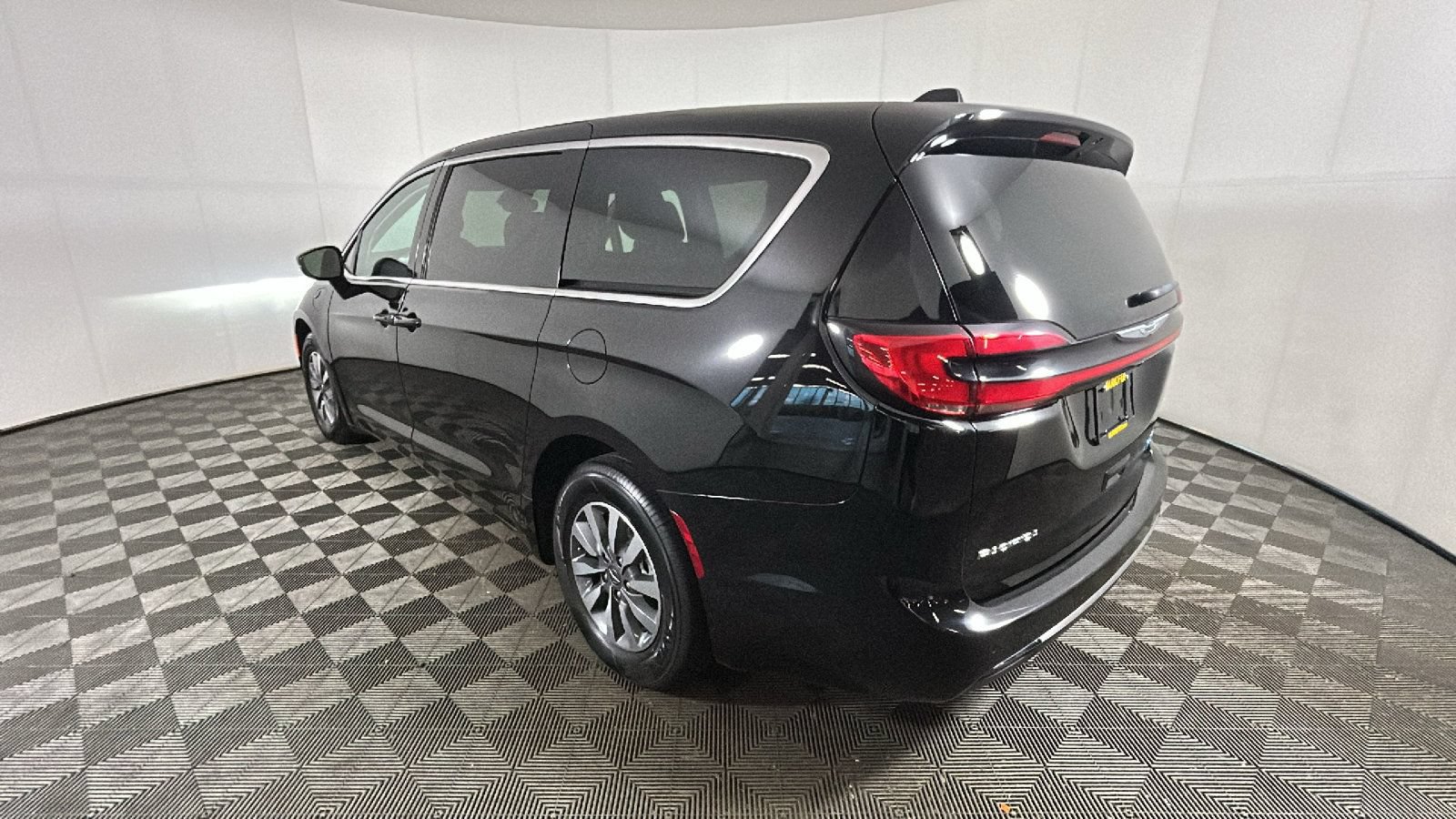 Used 2024 Chrysler Pacifica Limited FWD image 5