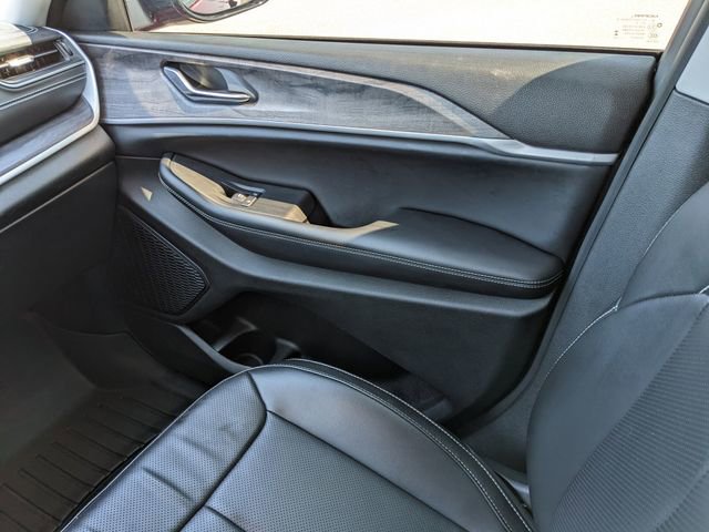 Used 2023 Jeep Grand Cherokee Limited w/ Luxury Tech Group II image 18