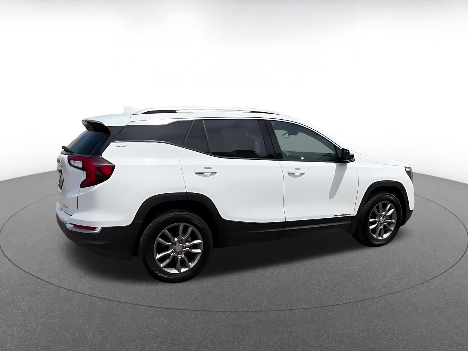Used 2024 GMC Terrain SLT AWD/4WD image 15