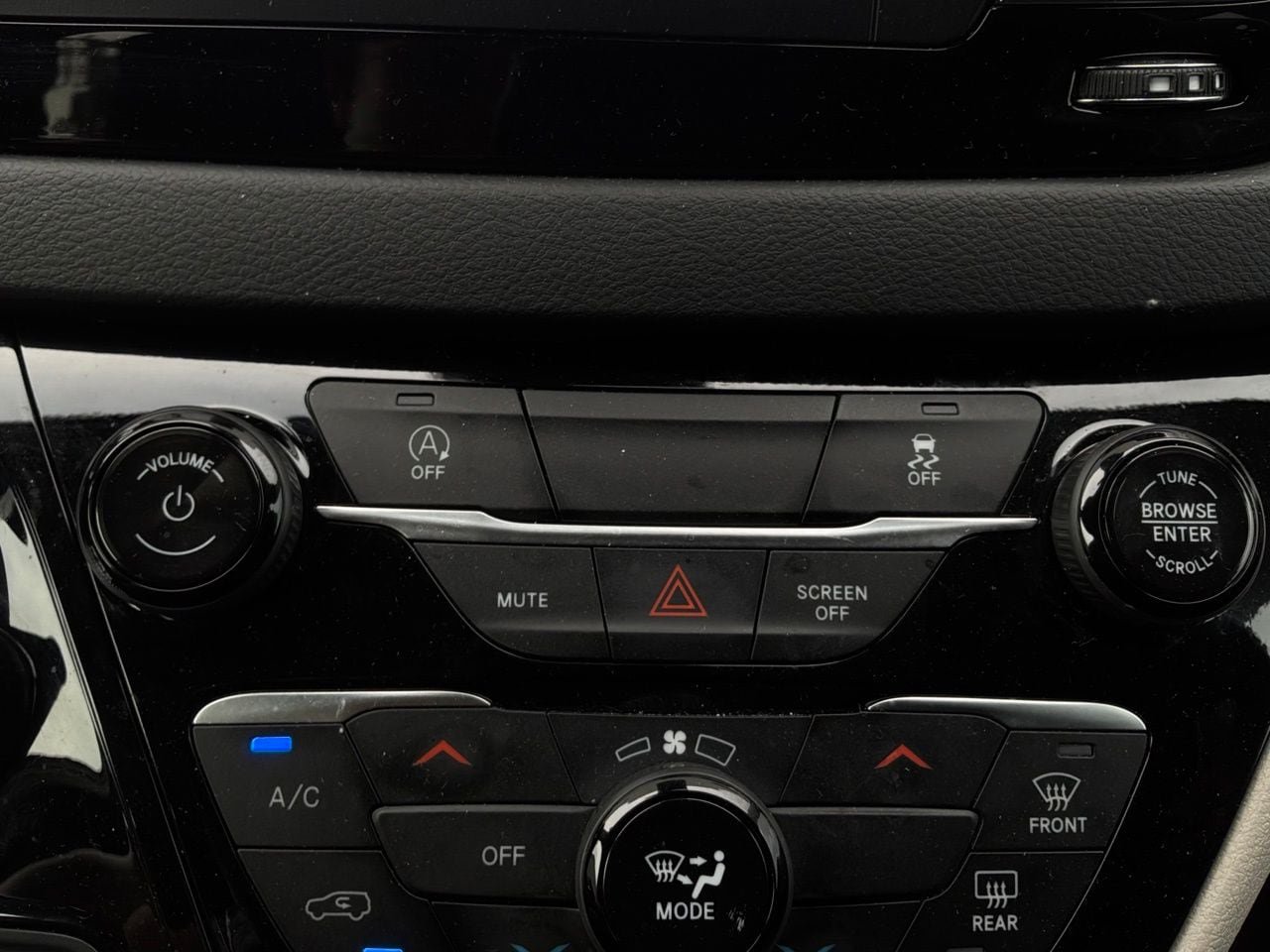 Used 2024 Chrysler Voyager LX FWD image 31