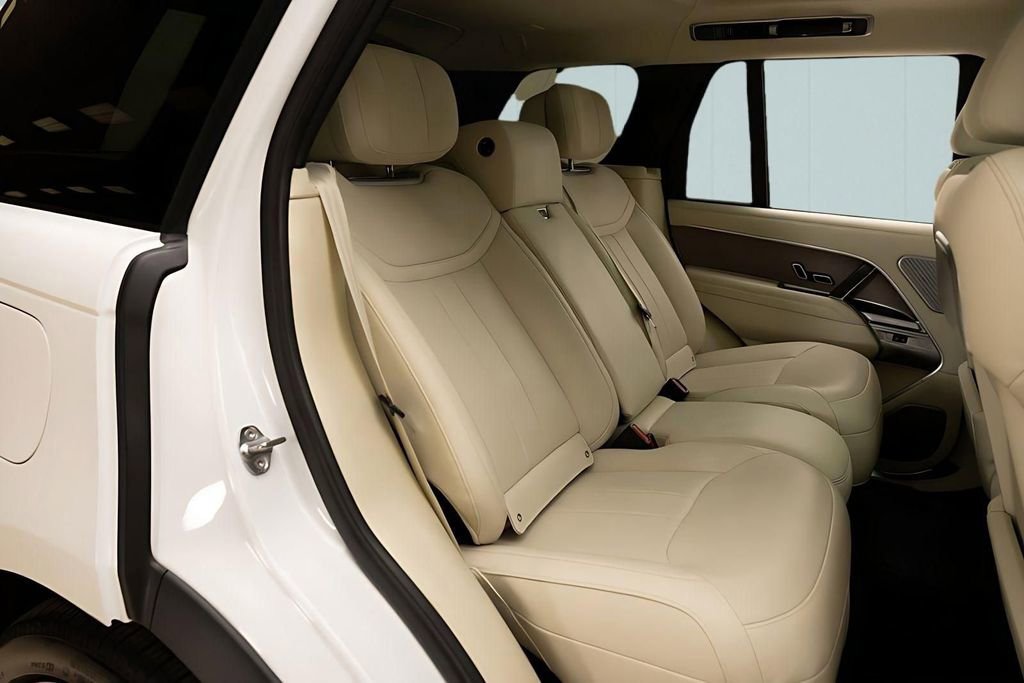 Used 2025 Land Rover Range Rover Autobiography image 32