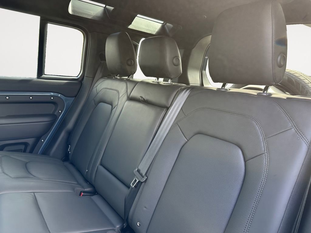 Used 2025 Land Rover Defender 110 X-Dynamic SE AWD/4WD image 13