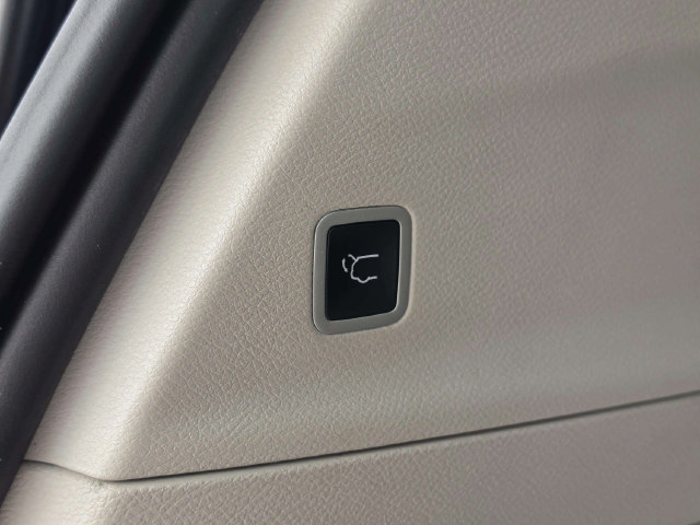 Used 2024 Chrysler Pacifica Touring-L FWD image 21