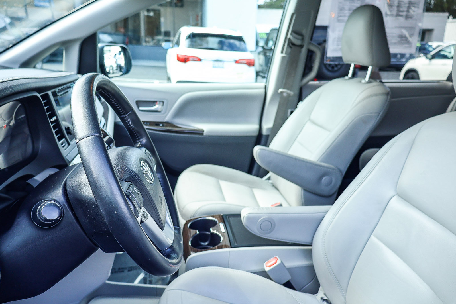 Used 2015 Toyota Sienna XLE Premium FWD image 15