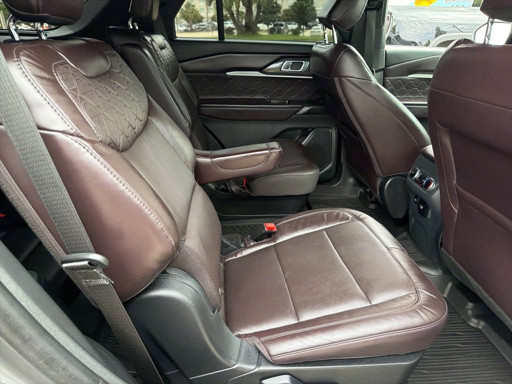 Used 2025 Ford Explorer Platinum w/ Ultimate Package AWD/4WD image 19