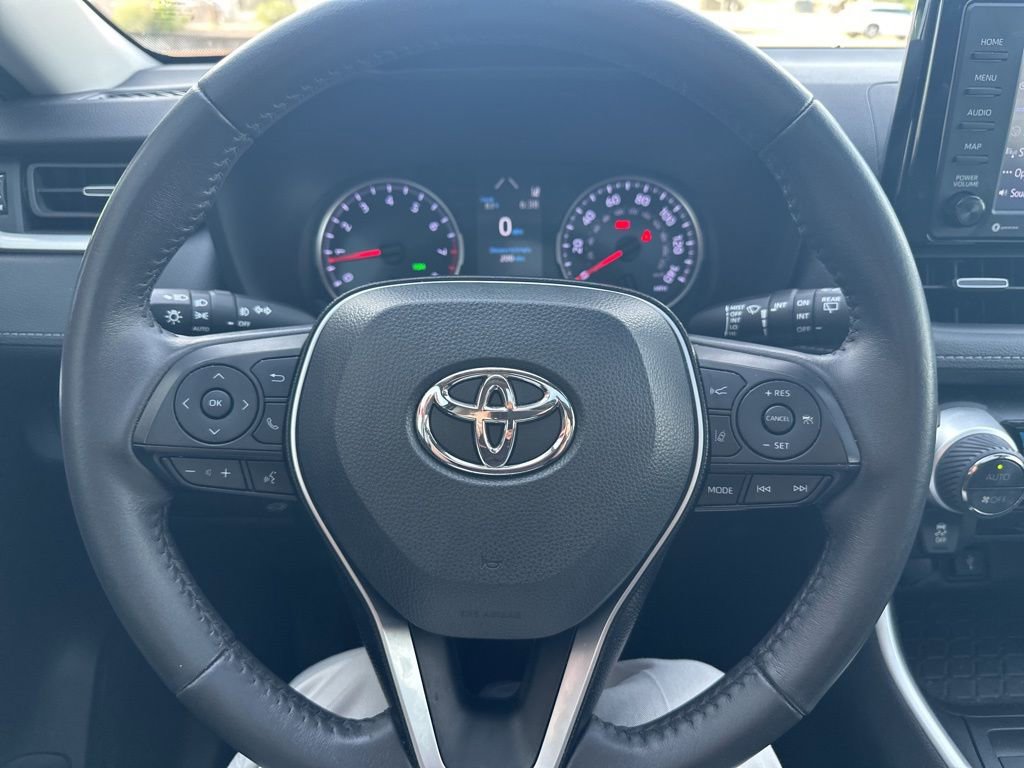 Used 2021 Toyota RAV4 XLE Premium image 12