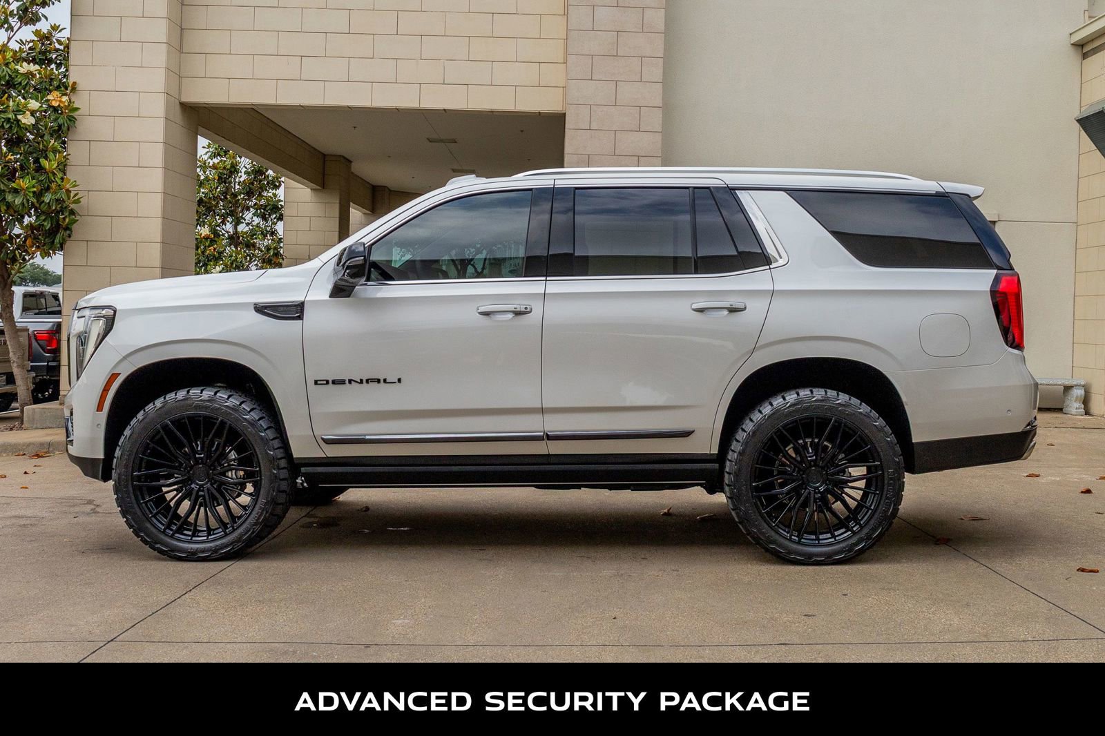 Used 2025 GMC Yukon Denali Ultimate w/ LPO, Floor Liner Package AWD/4WD image 6