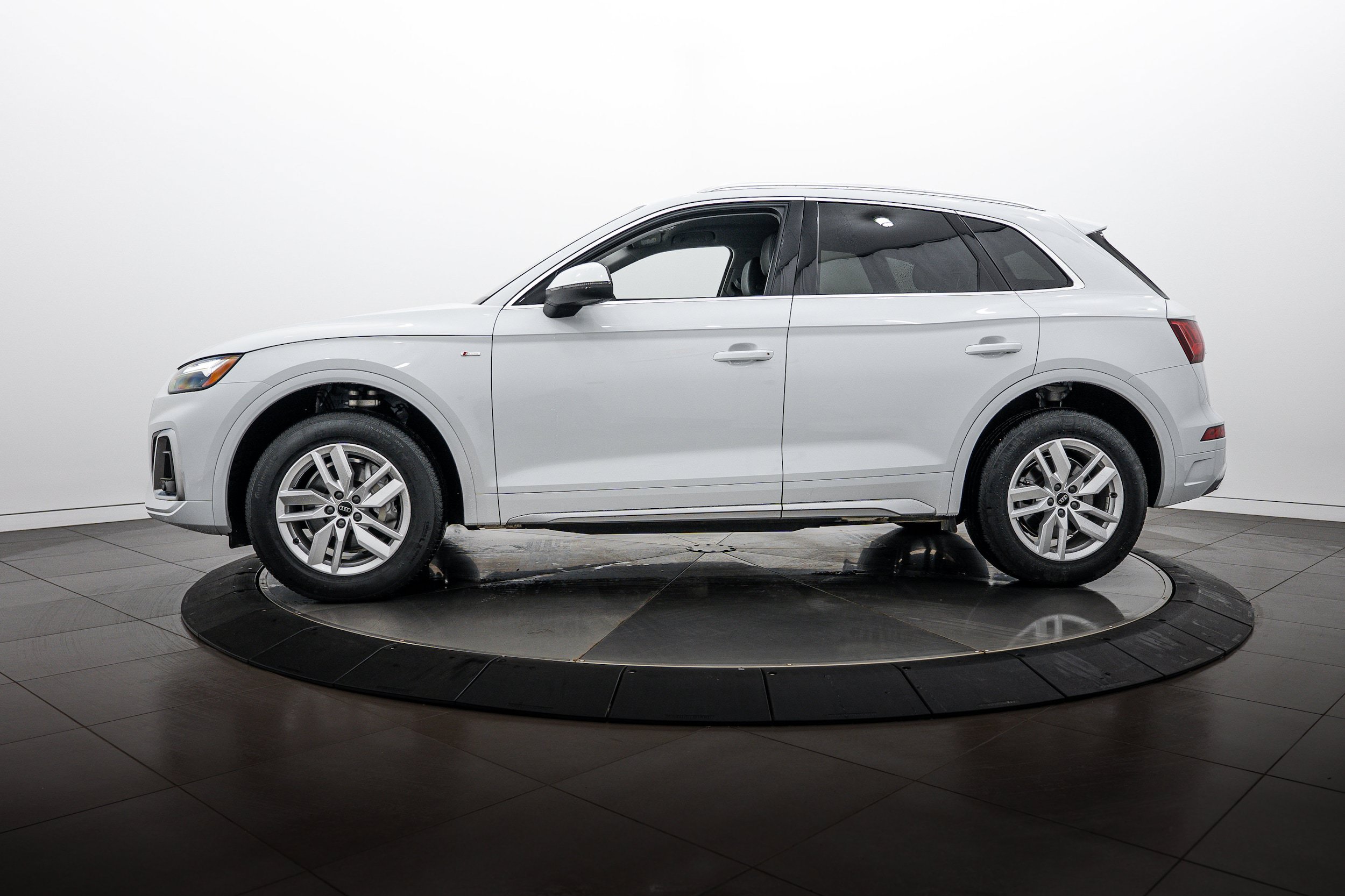 Certified 2023 Audi Q5 2.0T Premium w/ Convenience Package AWD/4WD image 6
