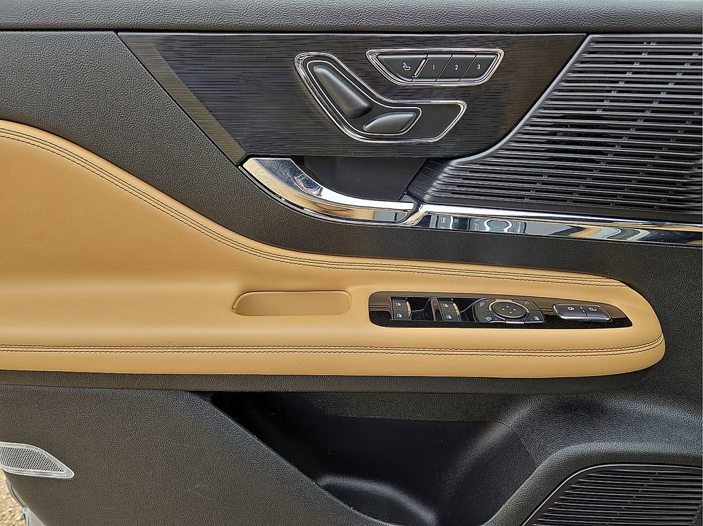 Used 2022 Lincoln Corsair Reserve image 21