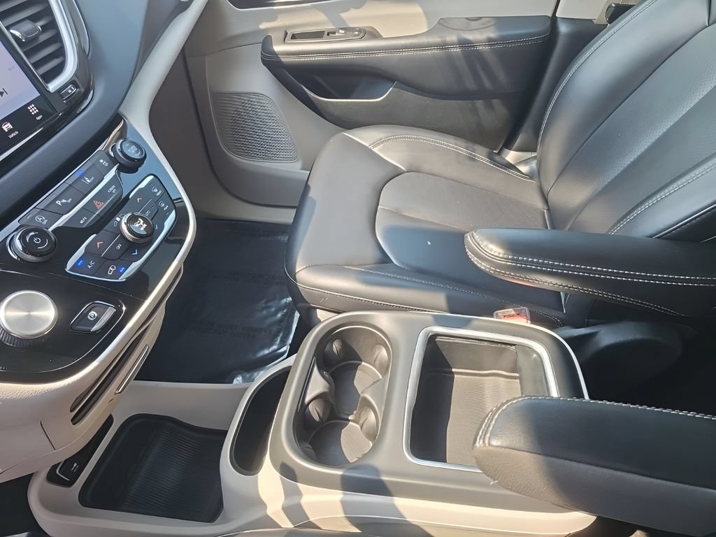 Used 2023 Chrysler Pacifica Touring-L FWD image 15