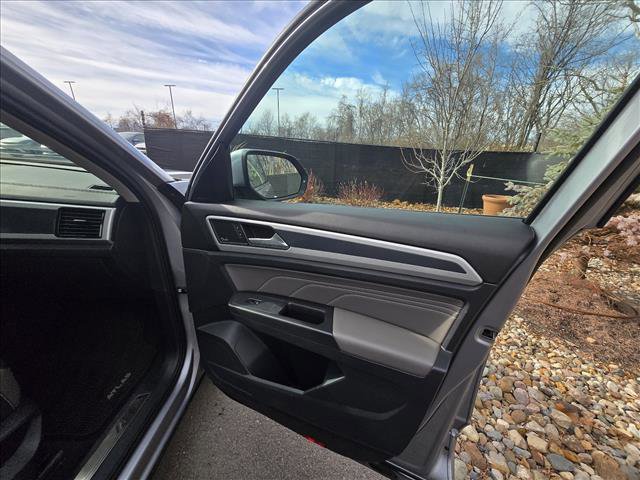 Certified 2022 Volkswagen Atlas SEL Premium image 12