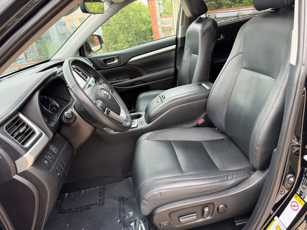 Used 2019 Toyota Highlander XLE AWD/4WD image 11