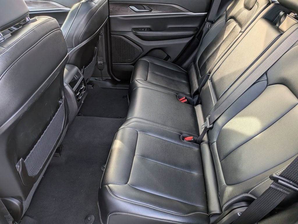 Used 2024 Jeep Grand Cherokee Limited AWD/4WD image 16