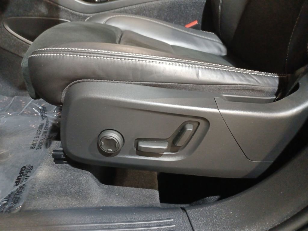 Used 2022 Volvo XC40 T5 R-Design image 14