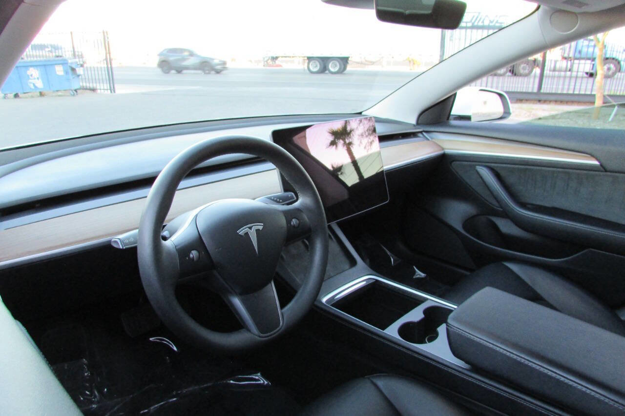 Used 2021 Tesla Model 3 Standard Range Plus image 29