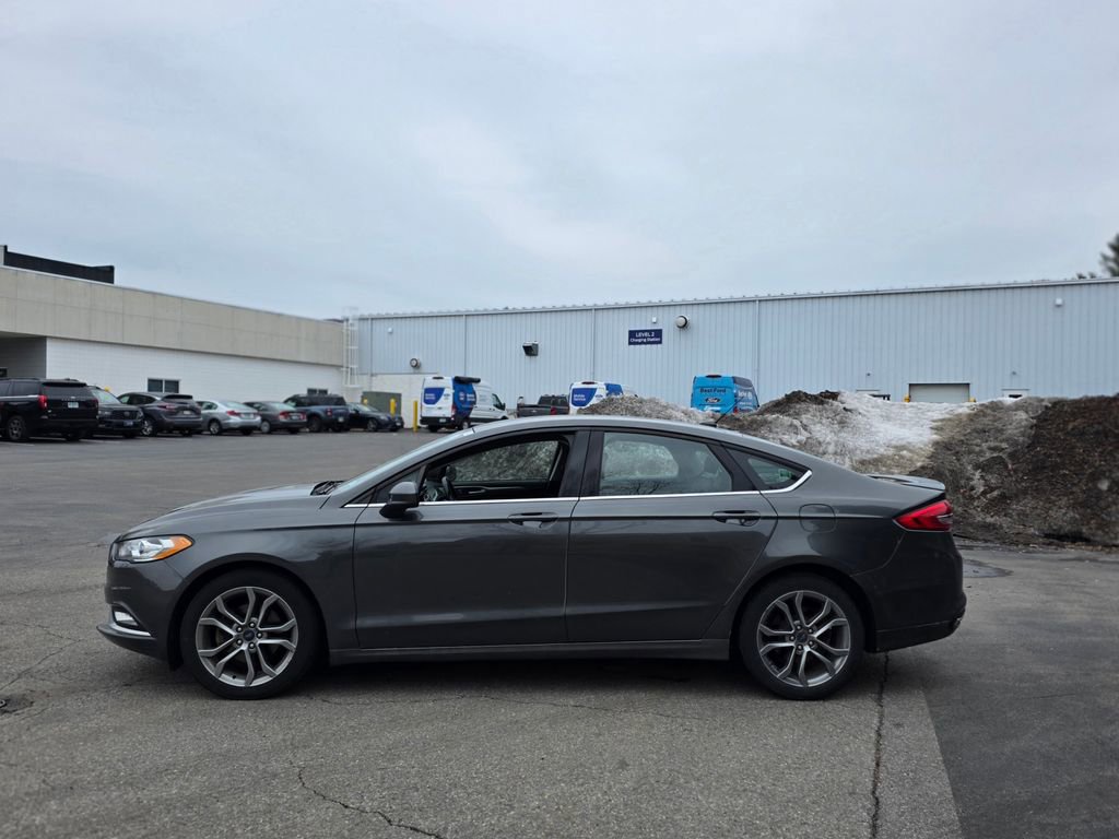 Used 2017 Ford Fusion SE w/ Equipment Group 201A image 4