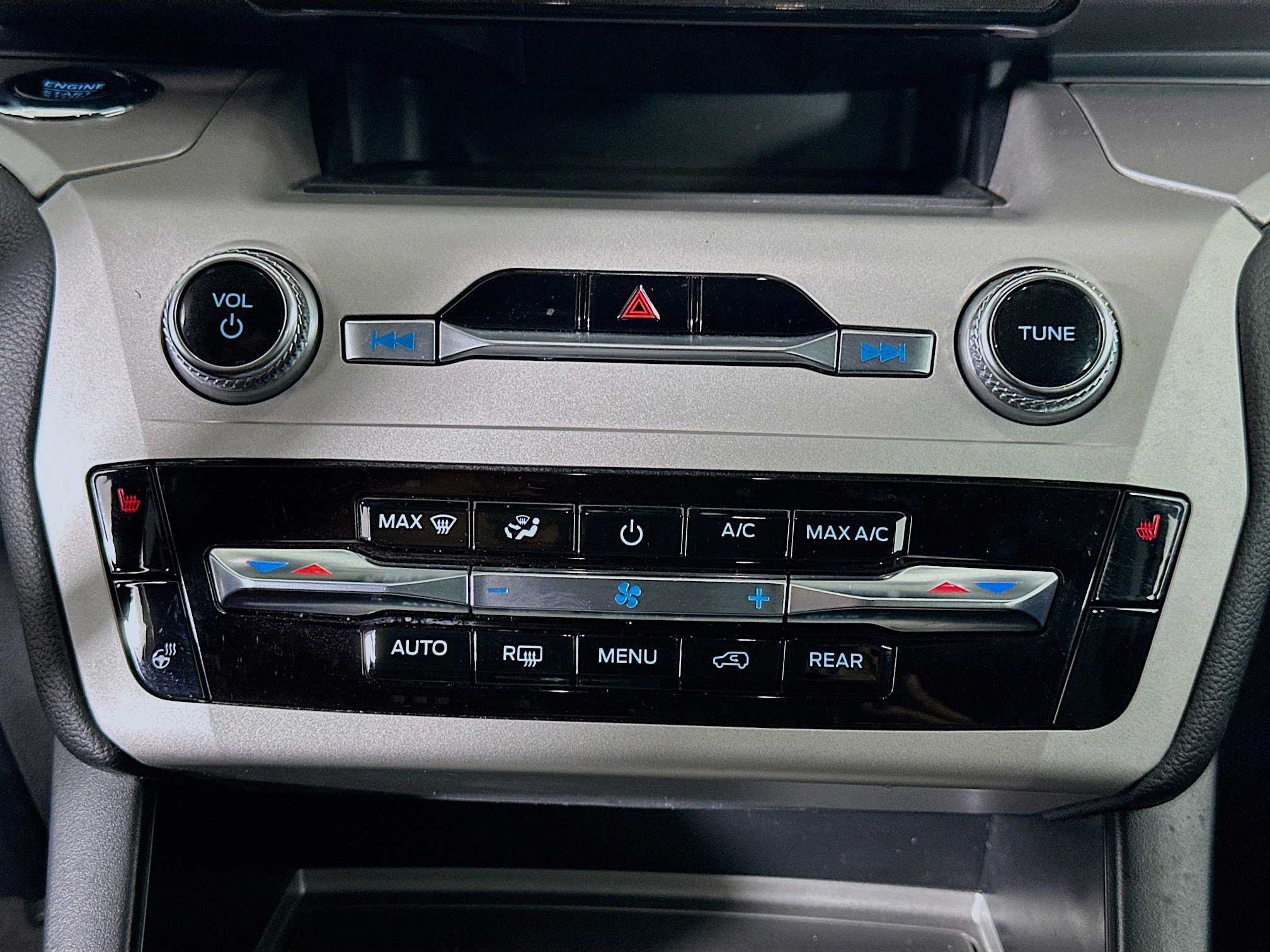 Used 2024 Ford Explorer XLT w/ Equipment Group 202A image 23