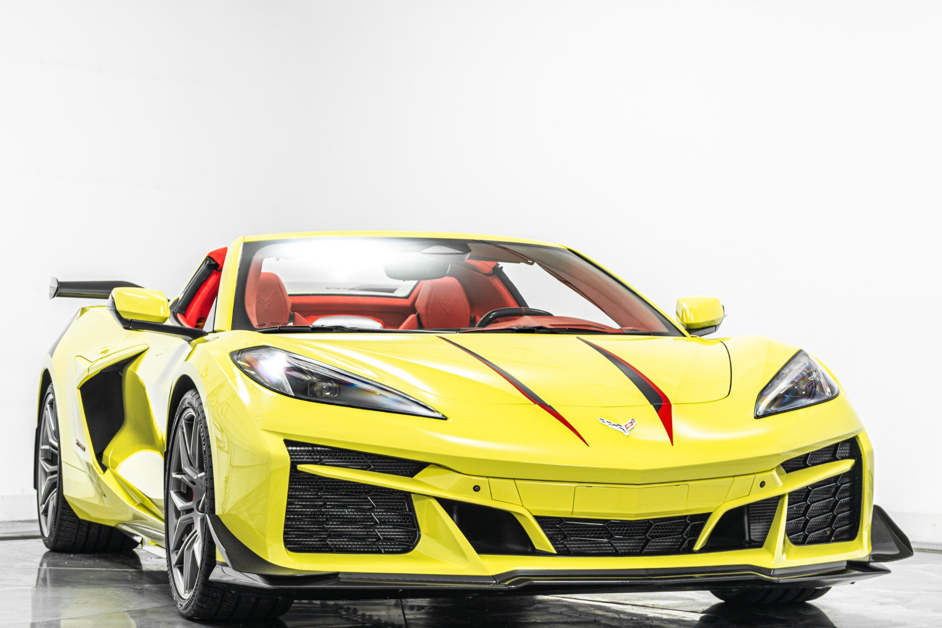 Used 2024 Chevrolet Corvette Z06 w/ Z07 Performance Package RWD image 3