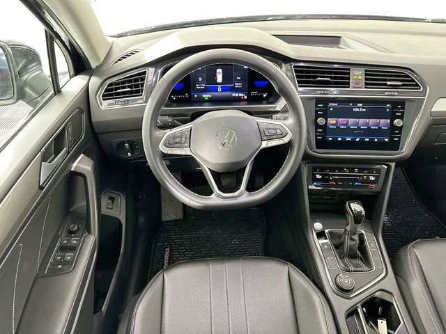 Used 2022 Volkswagen Tiguan SE w/ Panoramic Sunroof Package image 11