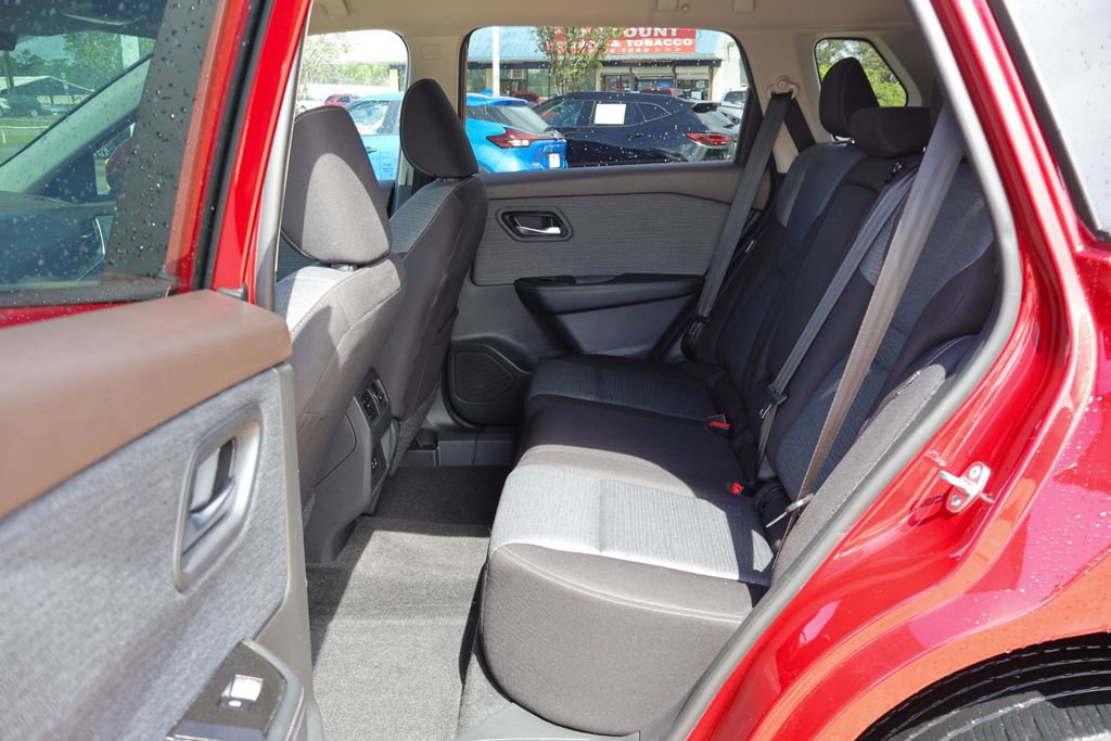Used 2023 Nissan Rogue SV image 9