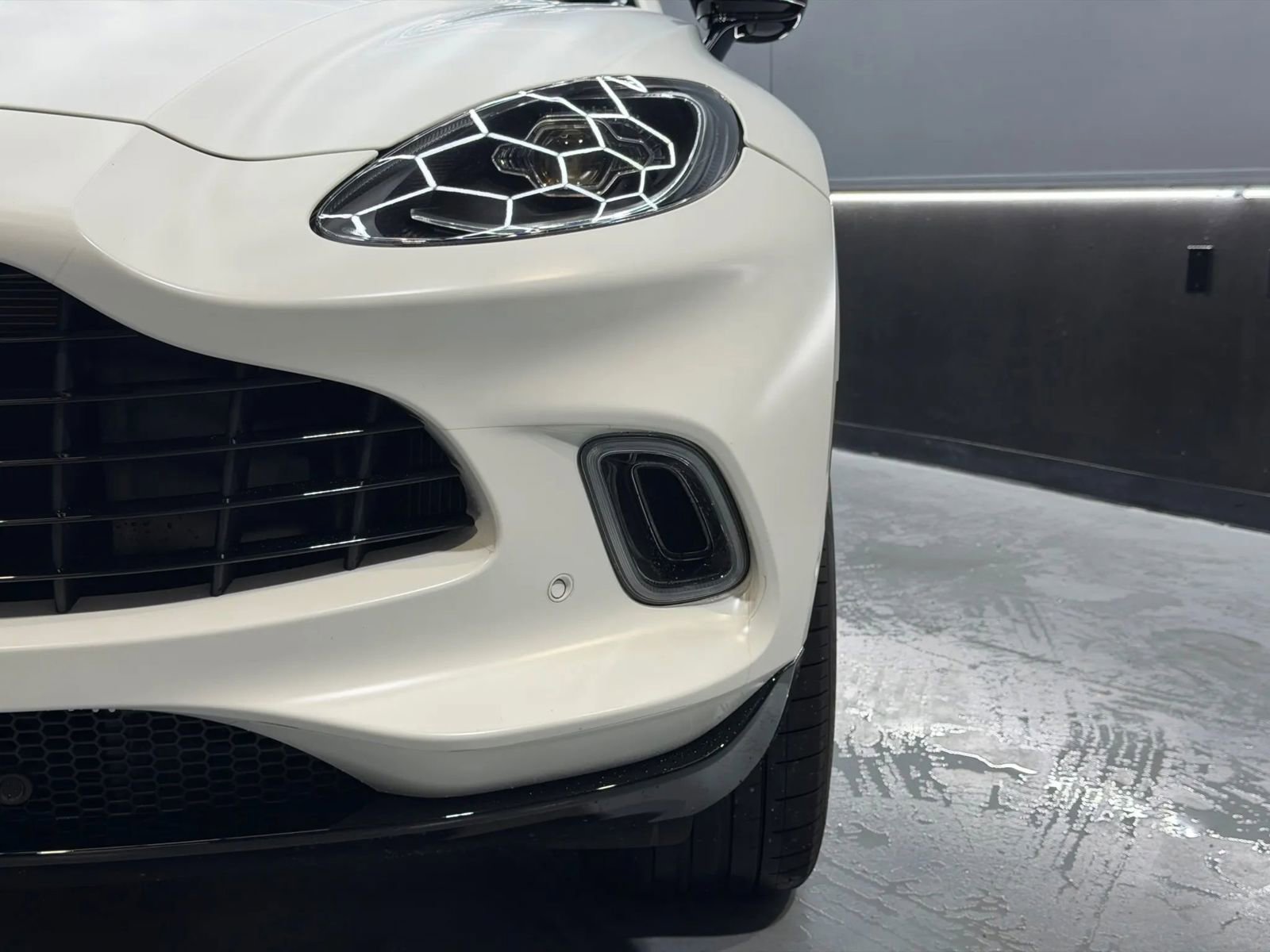 Used 2023 Aston Martin DBX image 24