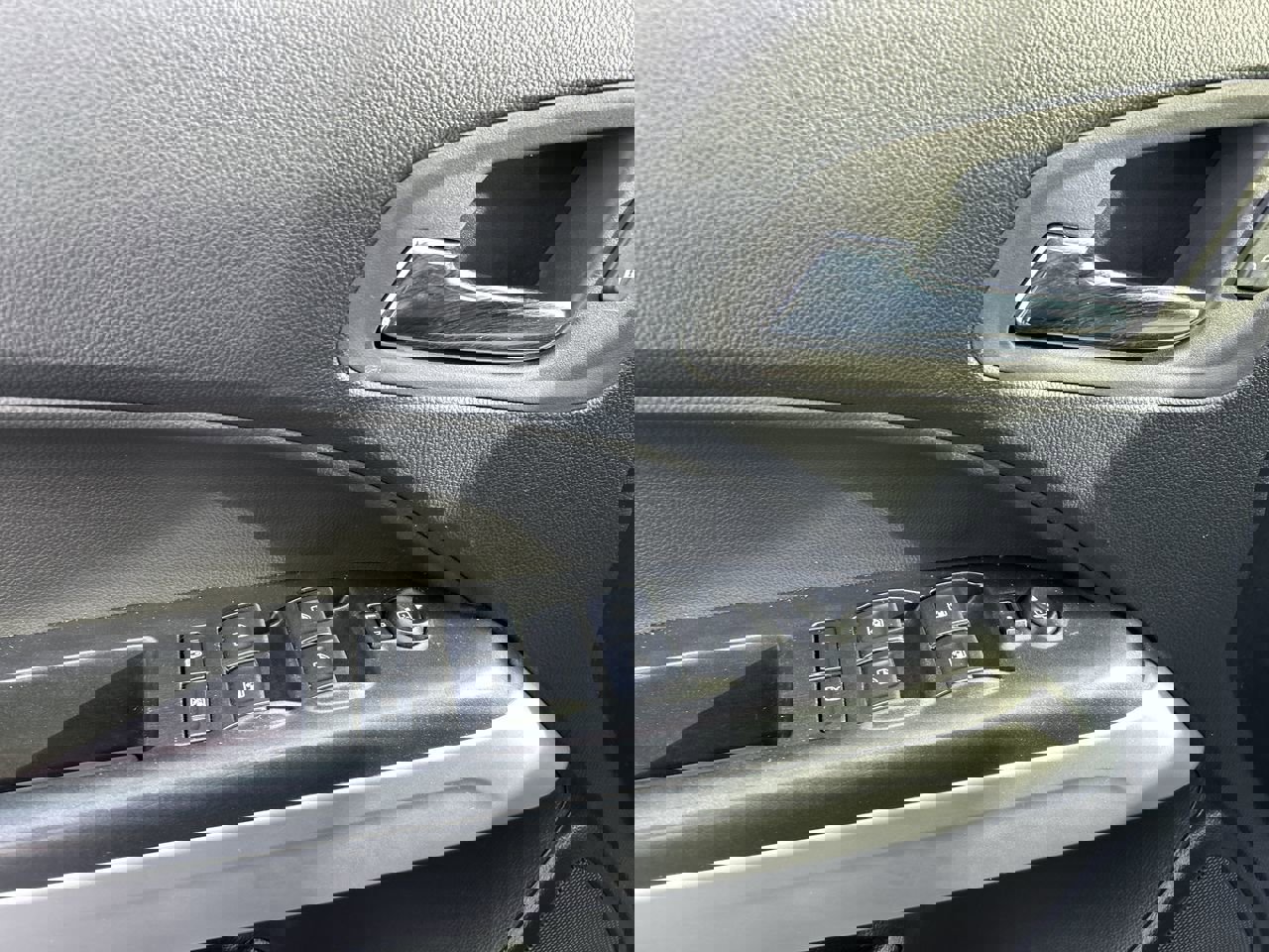 Used 2022 Chevrolet Colorado LT w/ Safety Package image 21