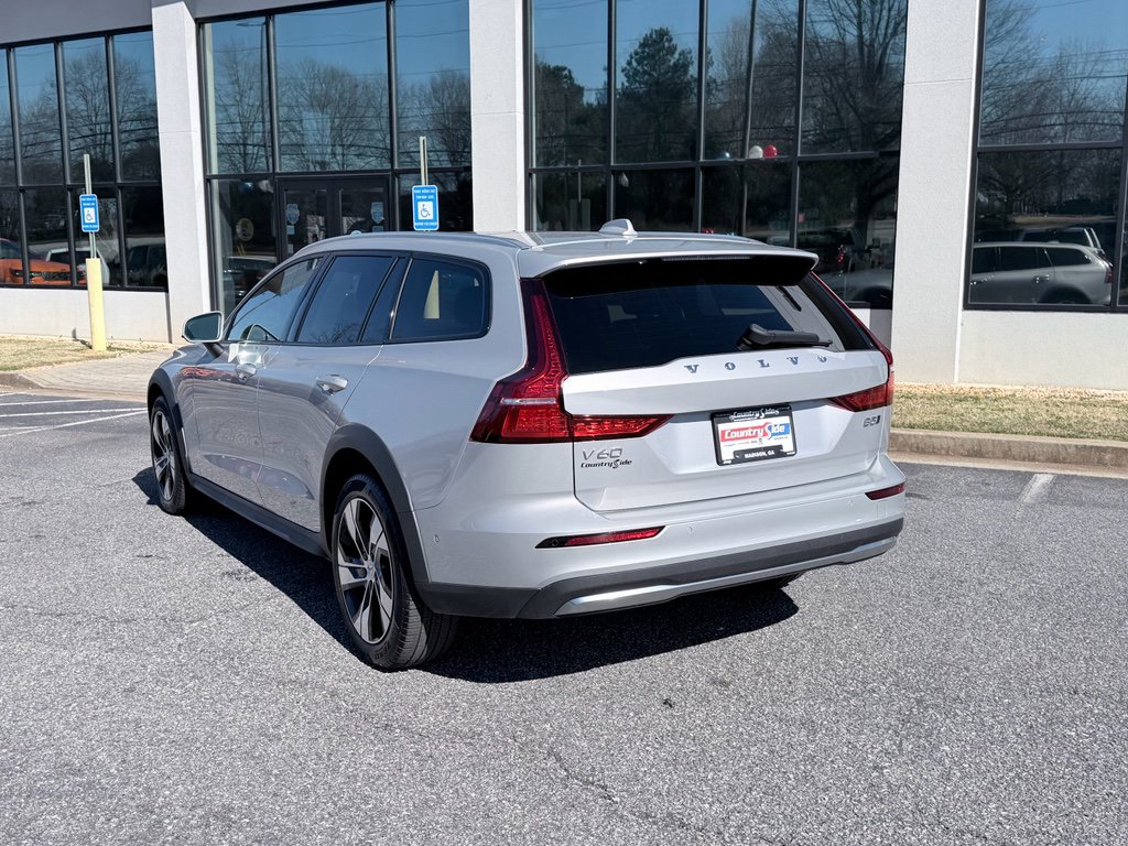 Used 2025 Volvo V60 B5 Cross Country Plus image 7