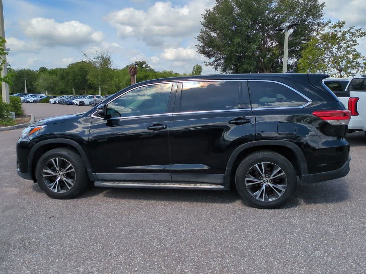Certified 2019 Toyota Highlander Plus FWD image 3