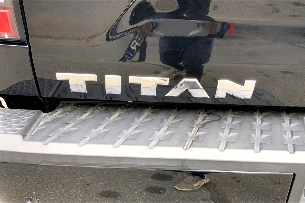 Used 2021 Nissan Titan SL w/ Moonroof Package image 23
