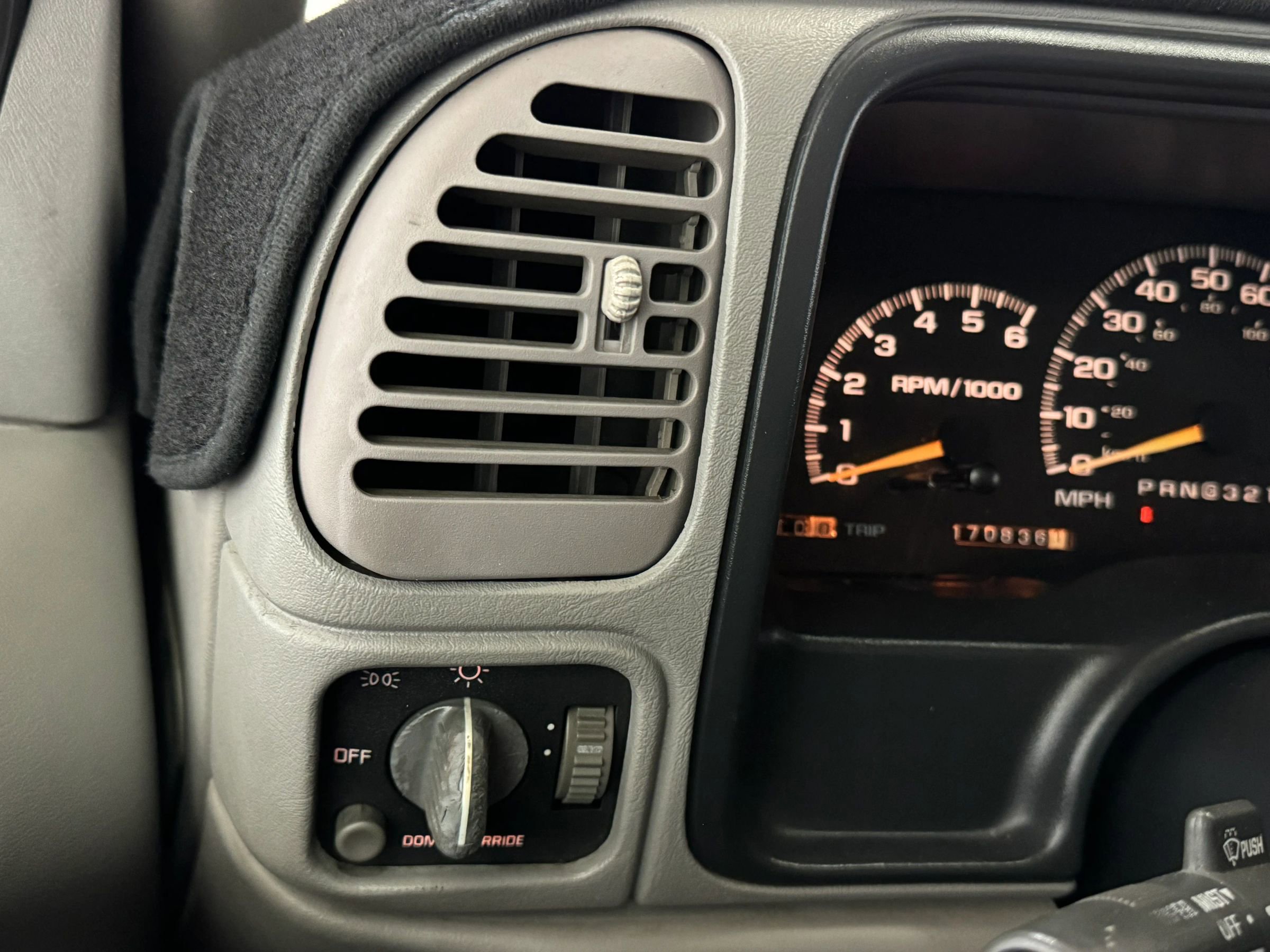 Used 2000 Chevrolet Tahoe Z71 w/ Comfort & Security Pkg AWD/4WD image 67