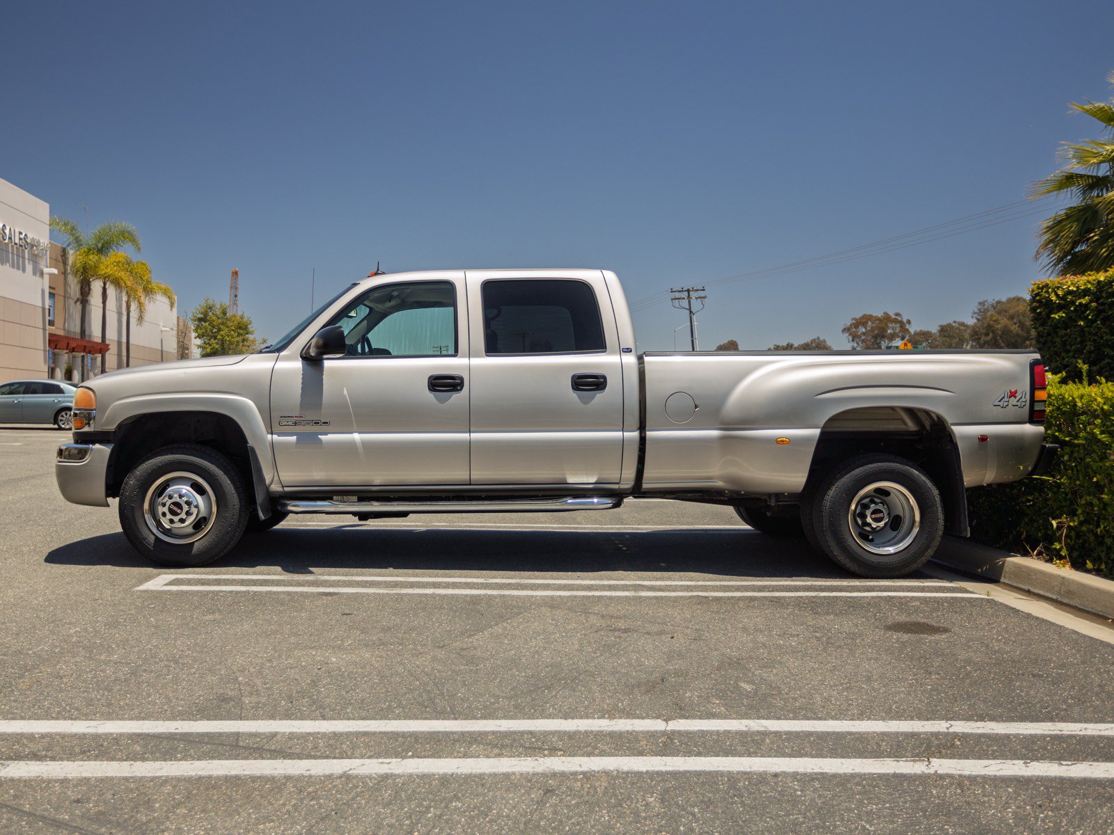 Used 2004 GMC Sierra 3500 SLT w/ Heavy-Duty Power Package AWD/4WD image 8